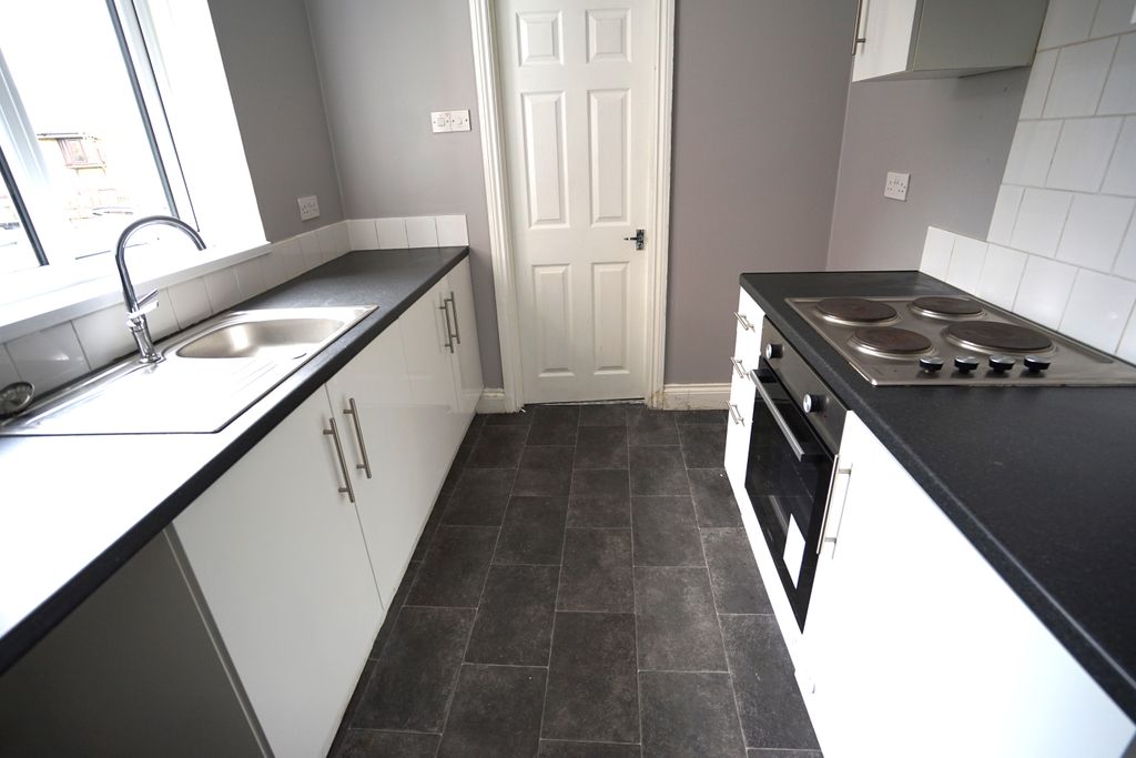 Property photo 3 of 11 Kitchen 2