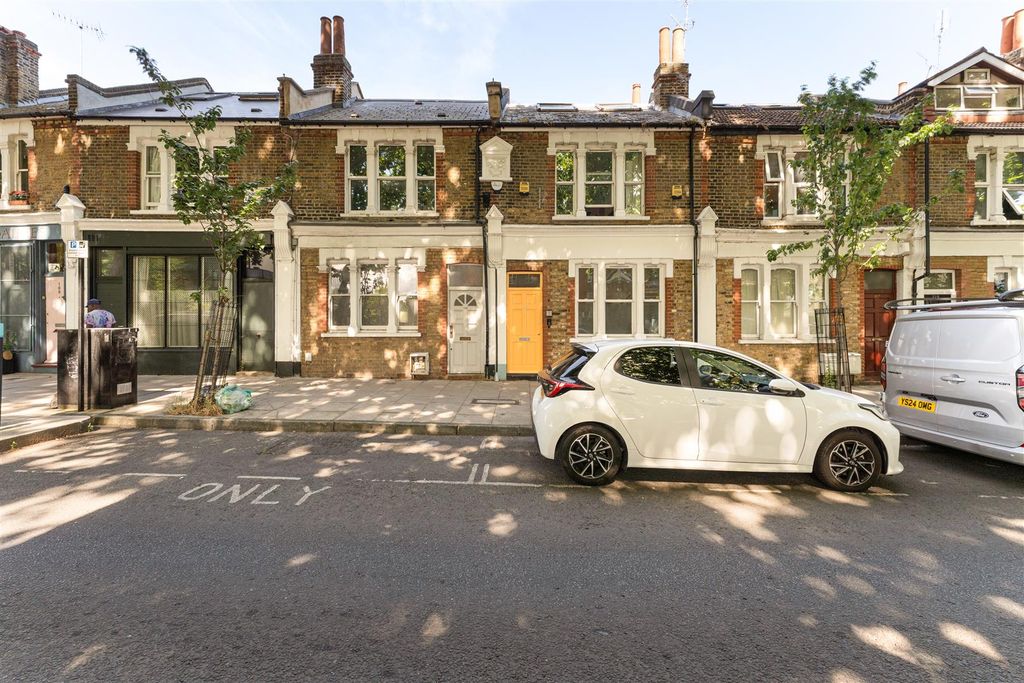 Property photo 1 of 30 Shacklewell Lane, E8
