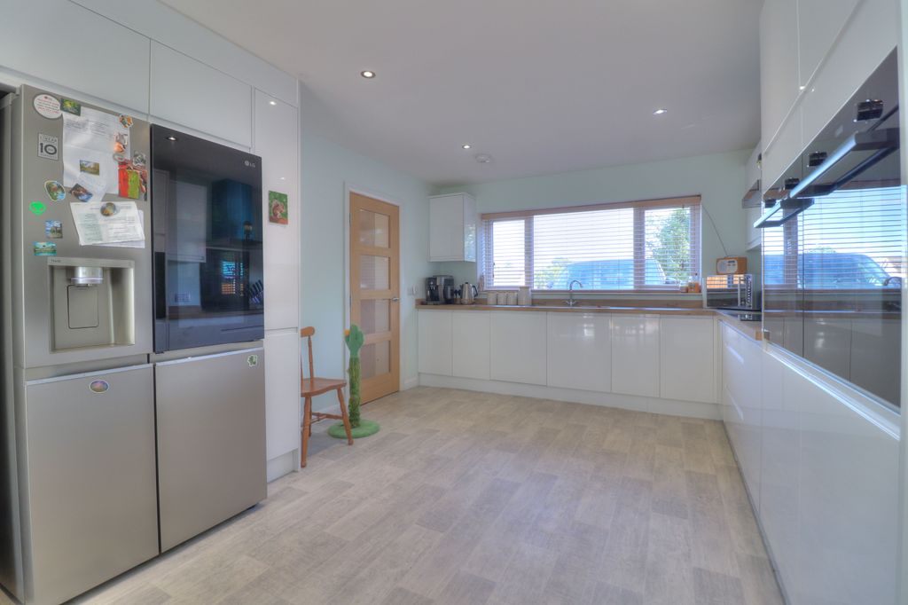 Property photo 2 of 25 Kitchen/Diner
