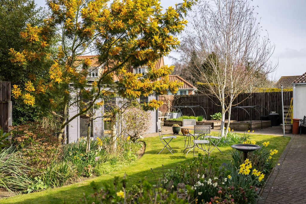 Property photo 2 of 28