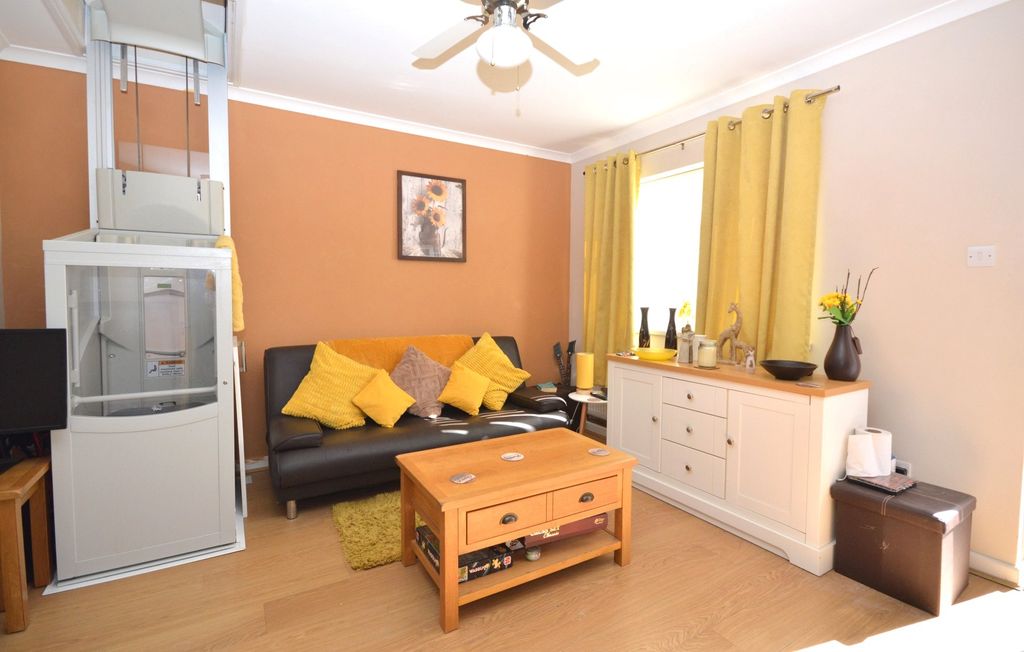 Property photo 3 of 17 3 - Annexe Front Room
