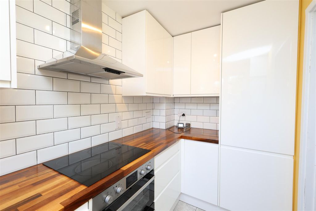 Property photo 3 of 19 Kitchen