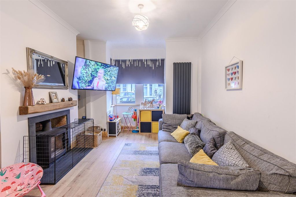 Property photo 3 of 25 Living Room/Dining