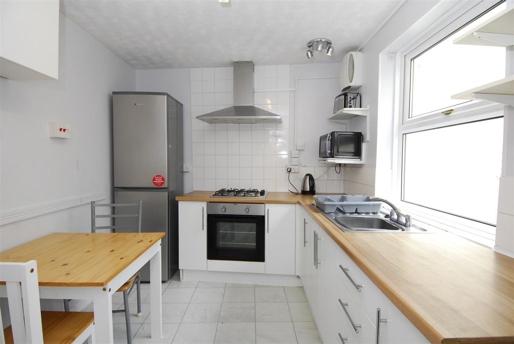 Property photo 2 of 10 51Cliftonplace004.Jpg