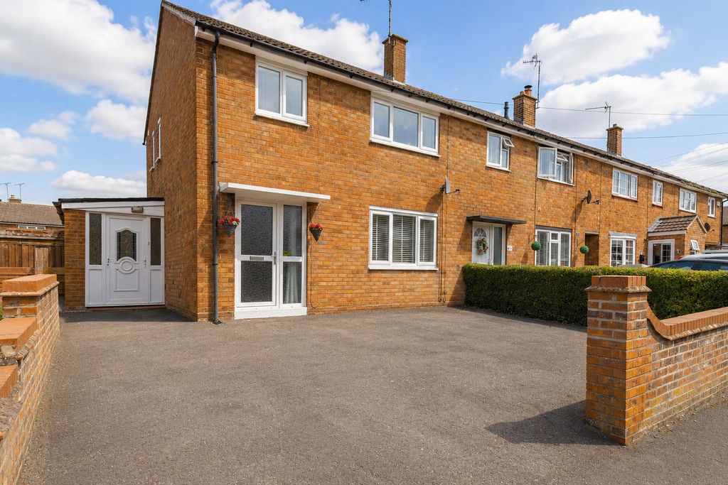 Property photo 1 of 25 Leigh Crescent - Ext, 24-97.Jpg