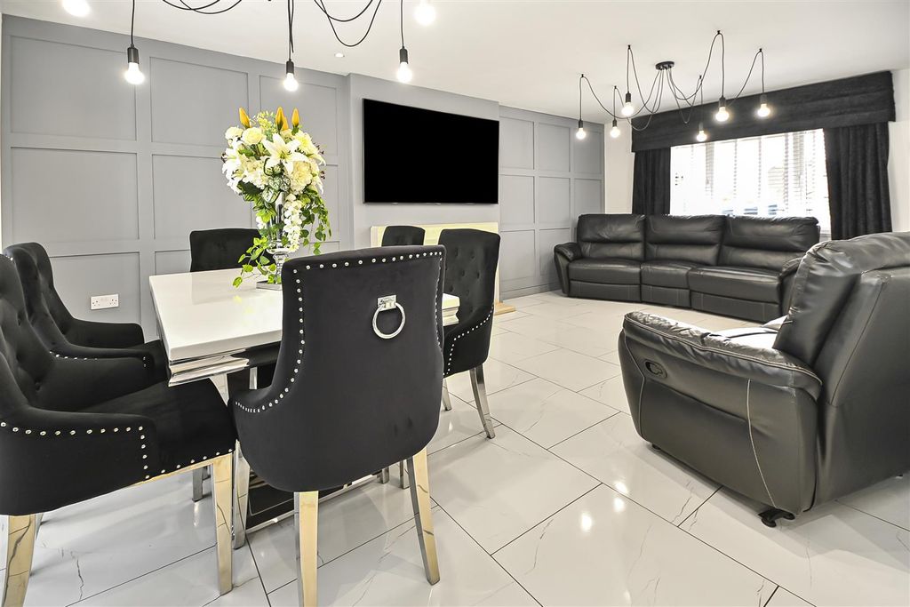 Property photo 2 of 59 19 Shelley Street Lounge (1).Jpg