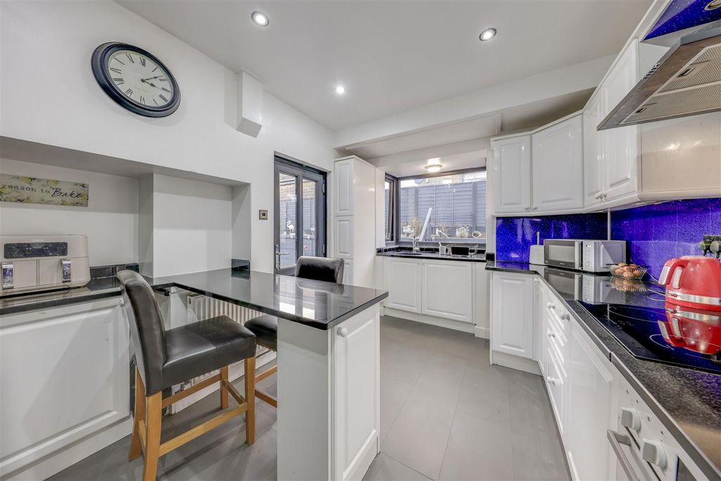 Property photo 3 of 33 Breakfast Kitchen