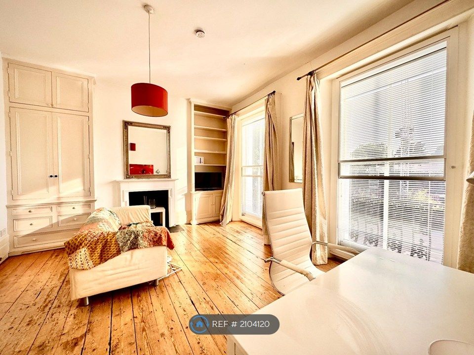Property photo 1 of 14 Large Studio Living / Sleeping Room