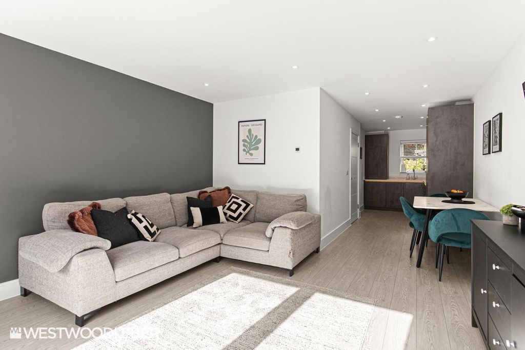 Property photo 3 of 25 Thenaples_18.Jpg