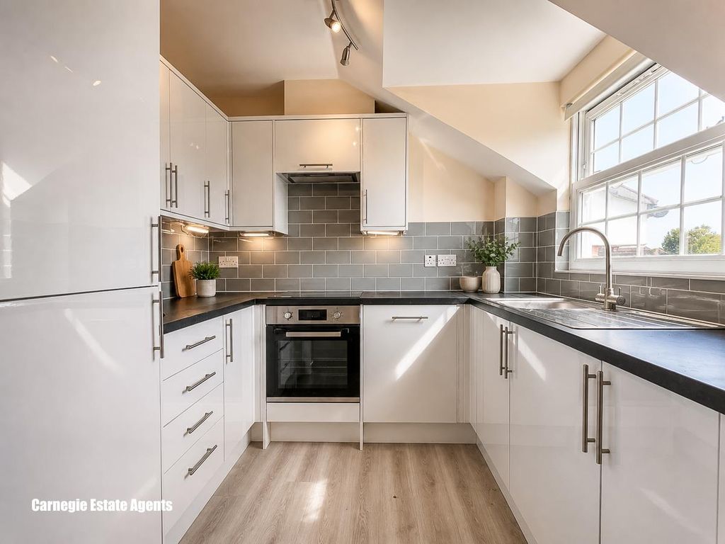 Property photo 1 of 11 Kitchen