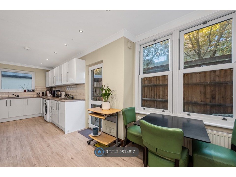 Property photo 3 of 14 Shared Kitchen With 2 Fridges & 2 Washing Machines