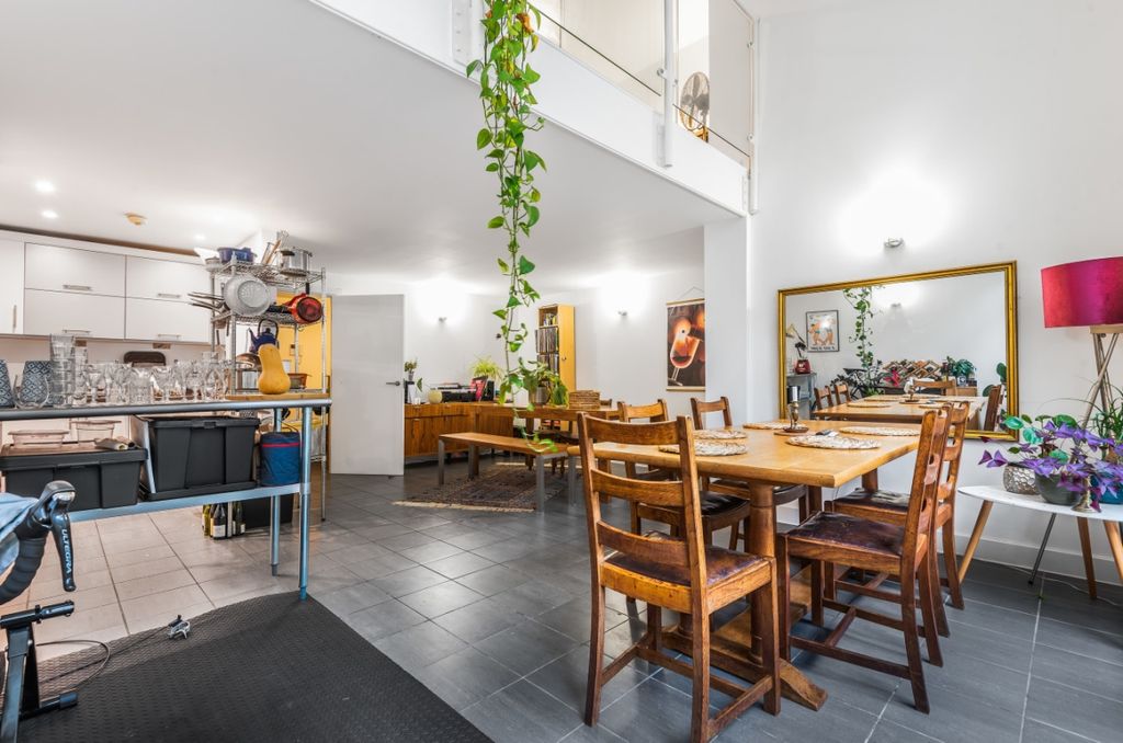 Property photo 1 of 12 816635 (4)