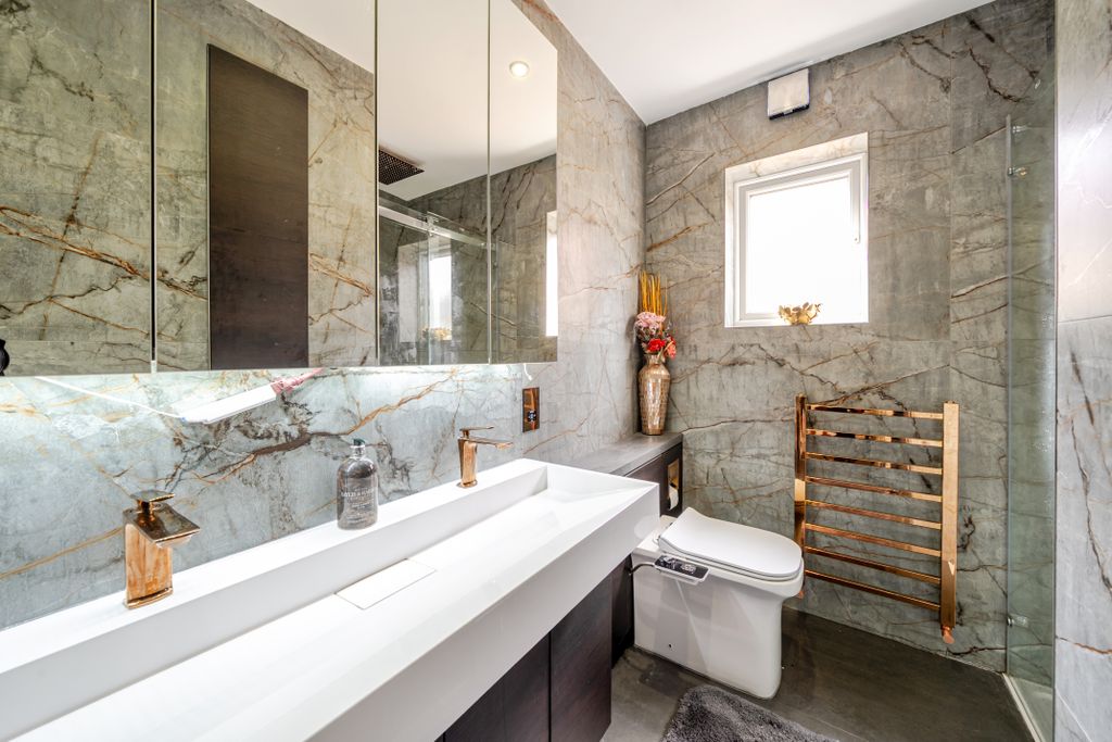 Property photo 1 of 13 Bathroom