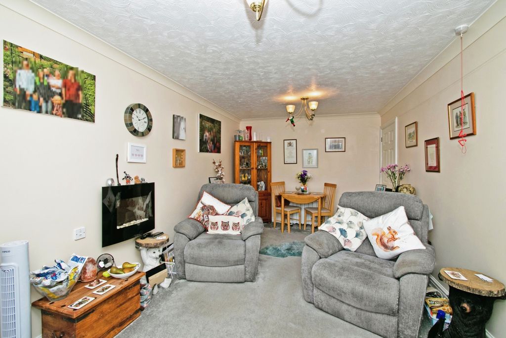Property photo 2 of 16 Living Room