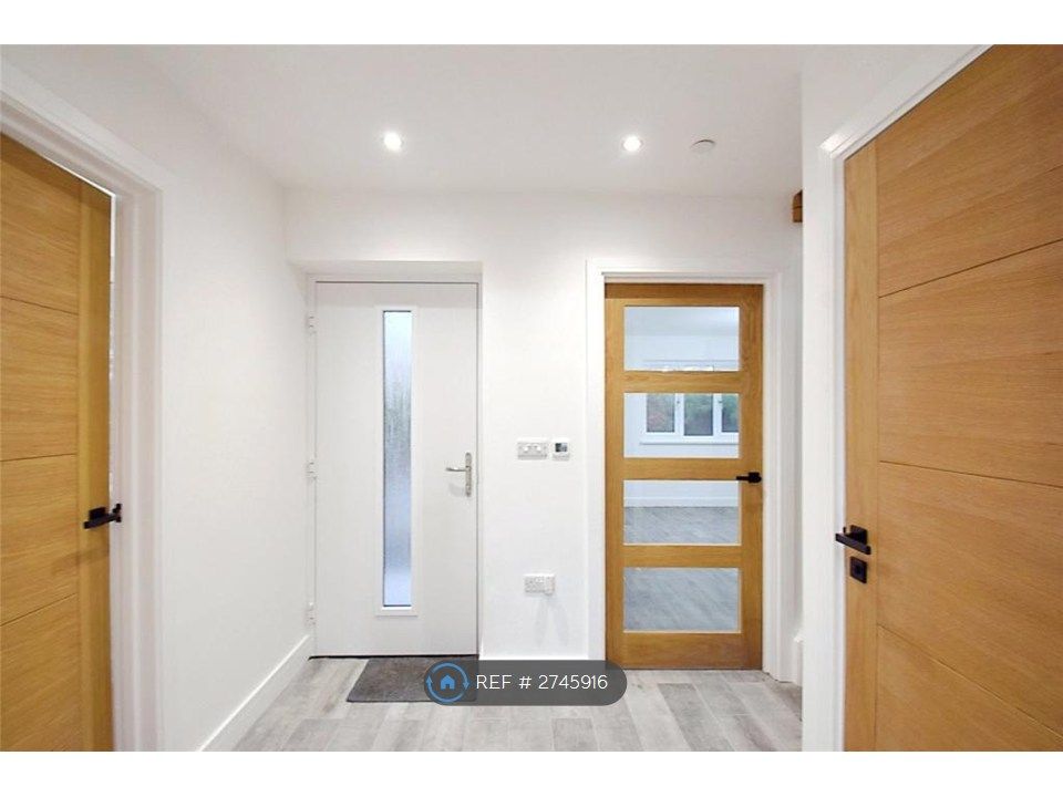 Property photo 2 of 21 Entrance Hallway