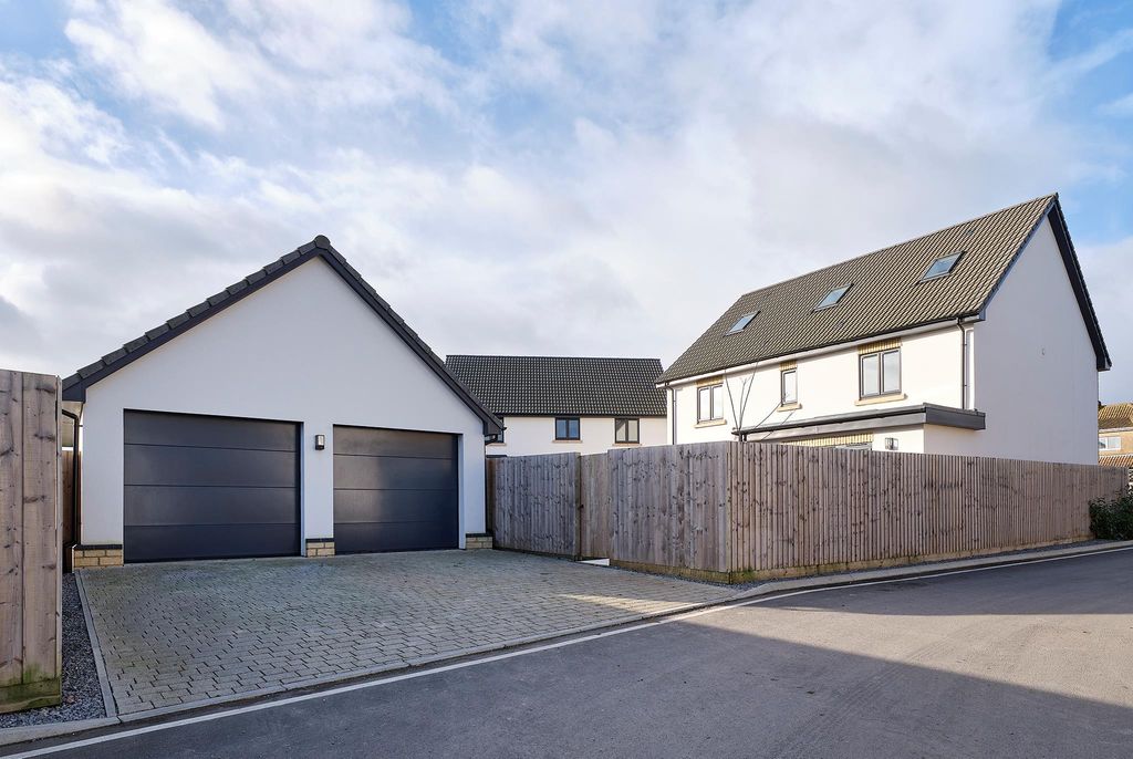 Property photo 2 of 19 Image