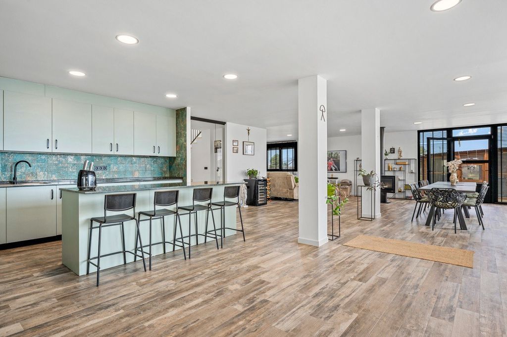 Property photo 2 of 50