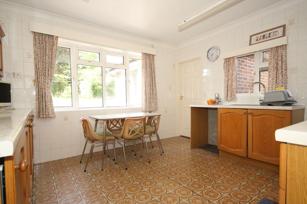 Property photo 3 of 11 Kitchen