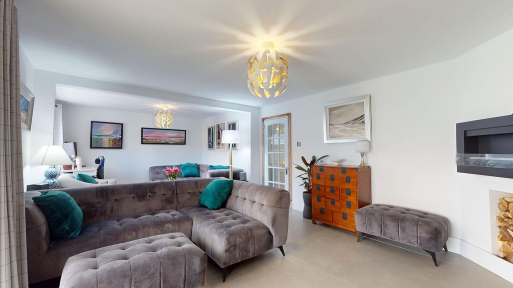 Property photo 2 of 27