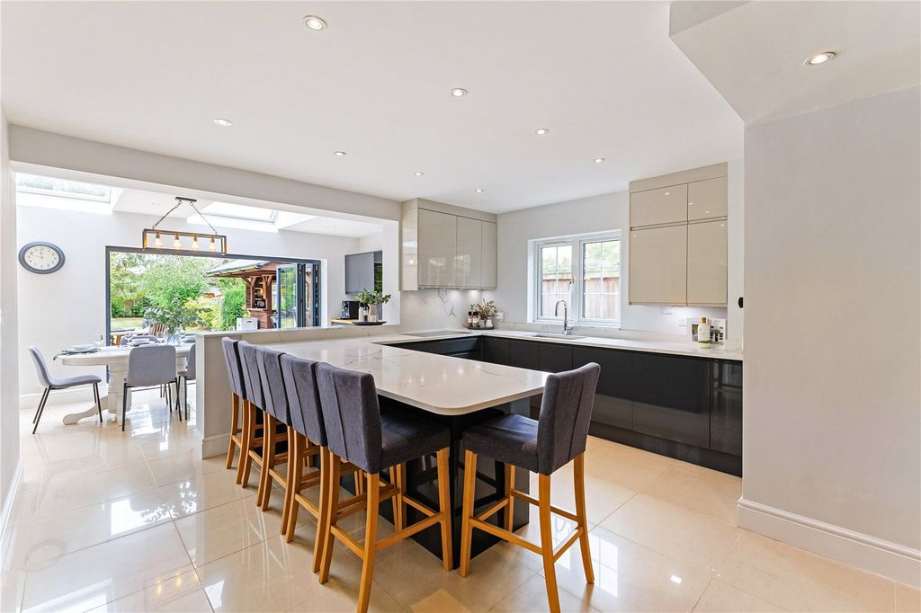 Property photo 3 of 16 Kitchen/Breakfast