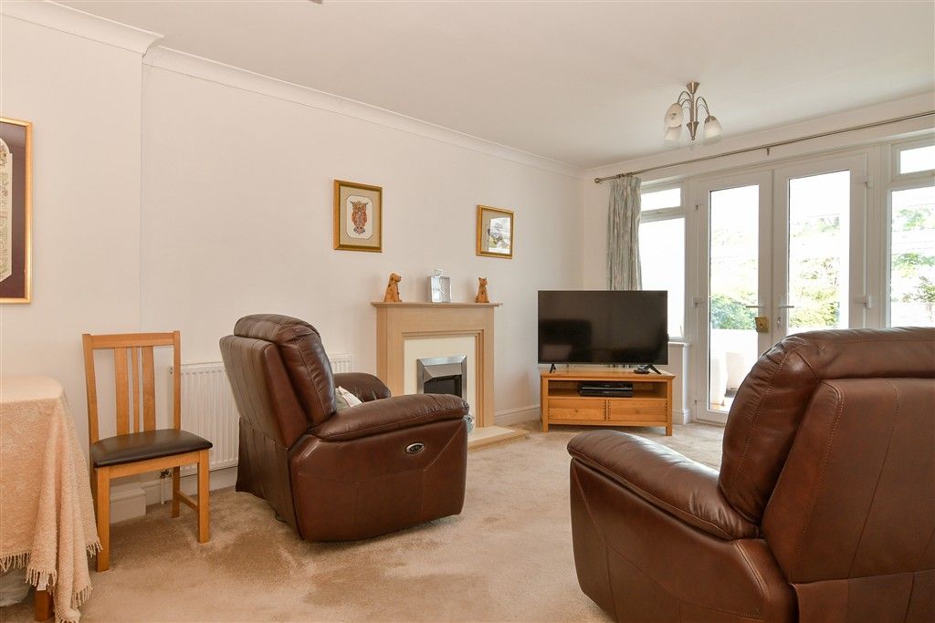 Property photo 3 of 8 Lounge