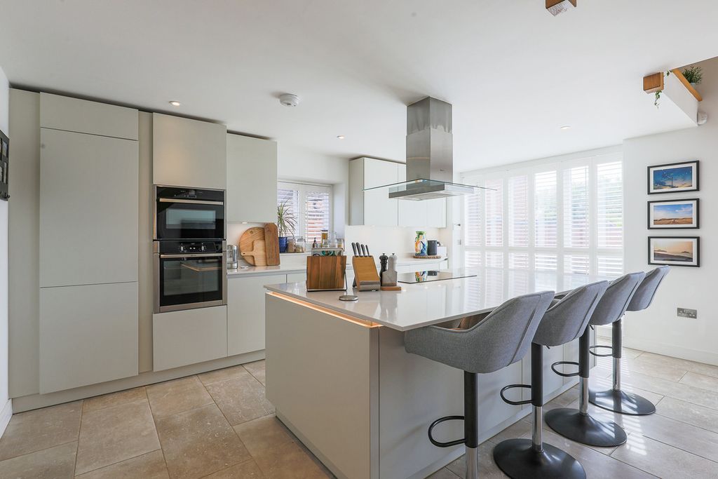 Property photo 2 of 48