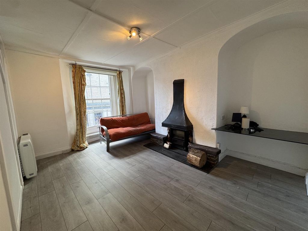 Property photo 3 of 6 Lounge