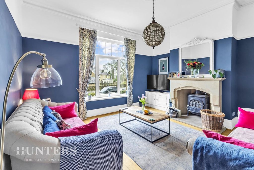 Property photo 3 of 30 Lounge