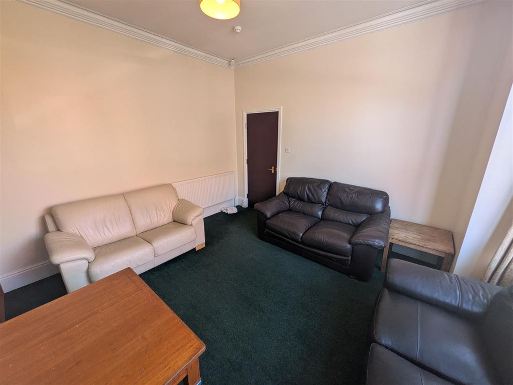 Property photo 3 of 16 Lounge