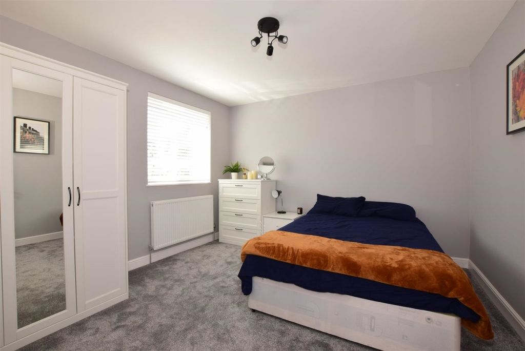 Property photo 3 of 11 Maplehurst Bed 2