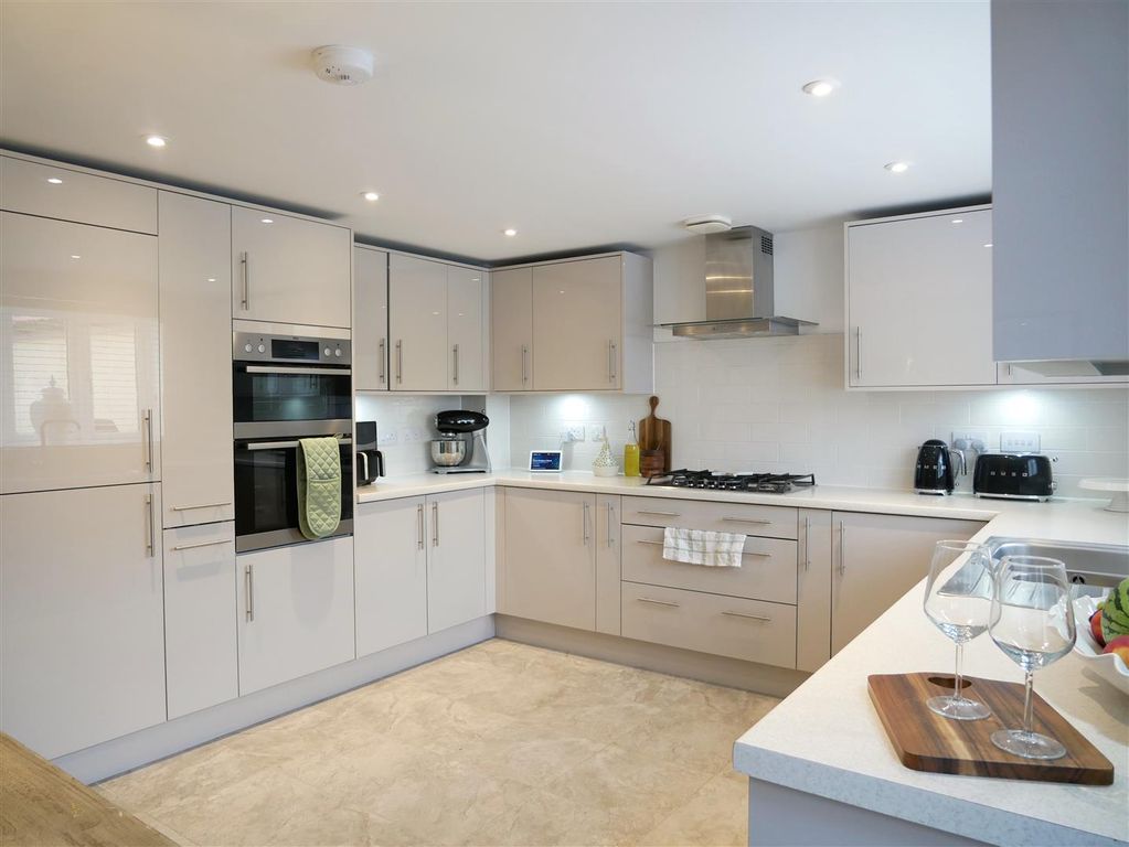 Property photo 1 of 19 Dining Kitchen