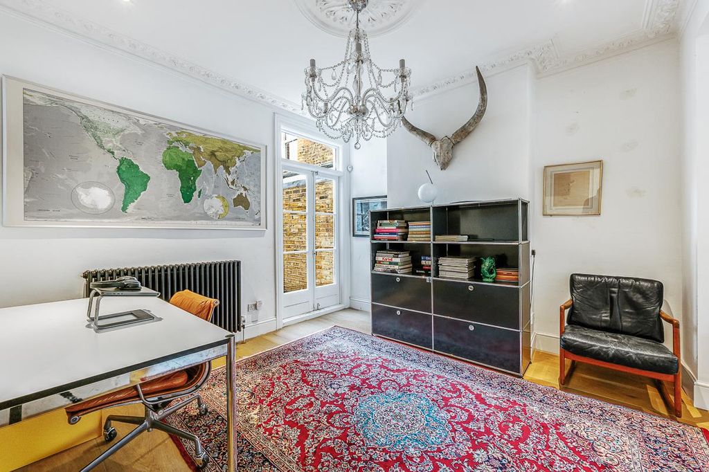 Property photo 1 of 17 32 Compton Crescent-5.Jpg