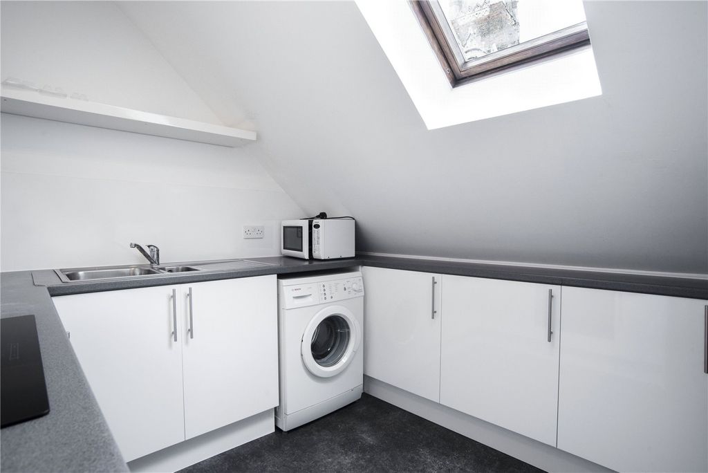 Property photo 3 of 11 Kitchen