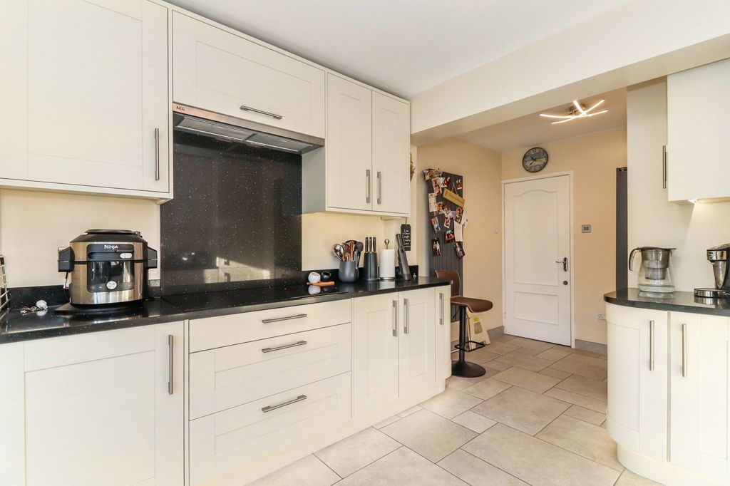 Property photo 3 of 34