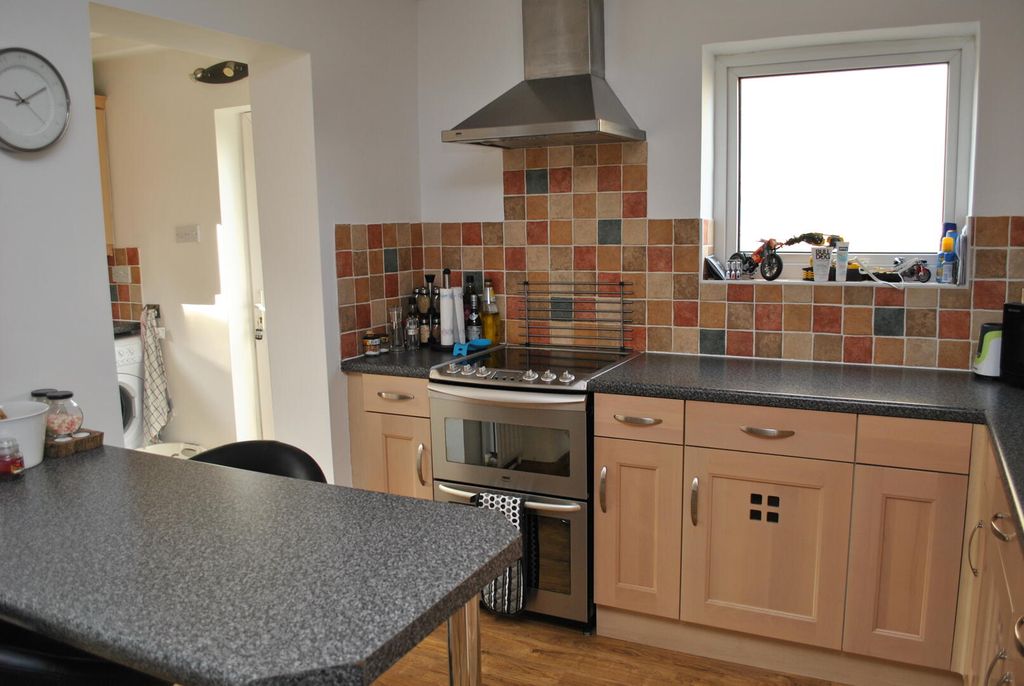 Property photo 3 of 10 Kitchen