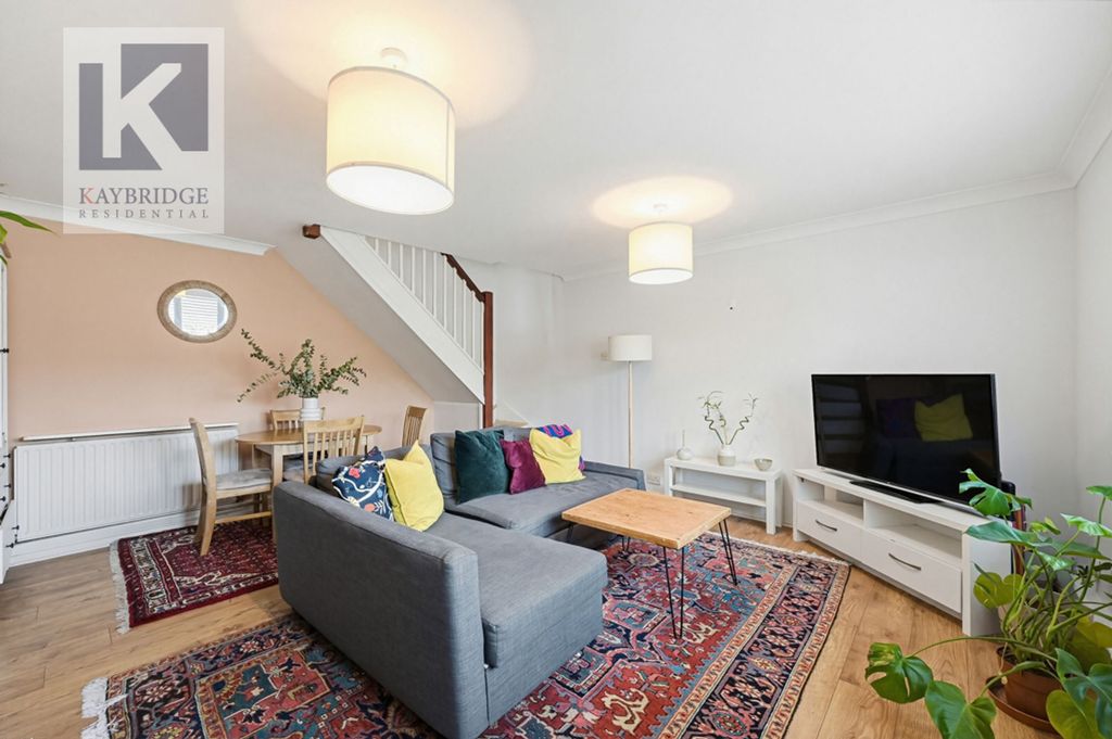 Property photo 1 of 11 Trent Way, Worcester Park - Kt4 8Tw