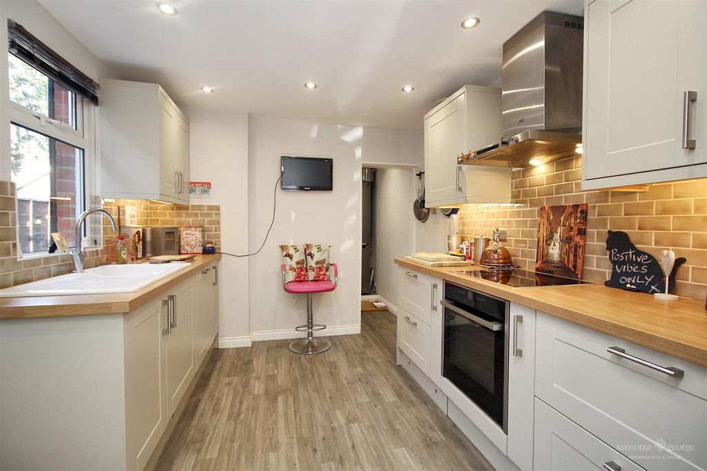 Property photo 3 of 20 Kitchen