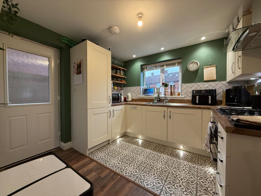 Property photo 3 of 19 Kitchen