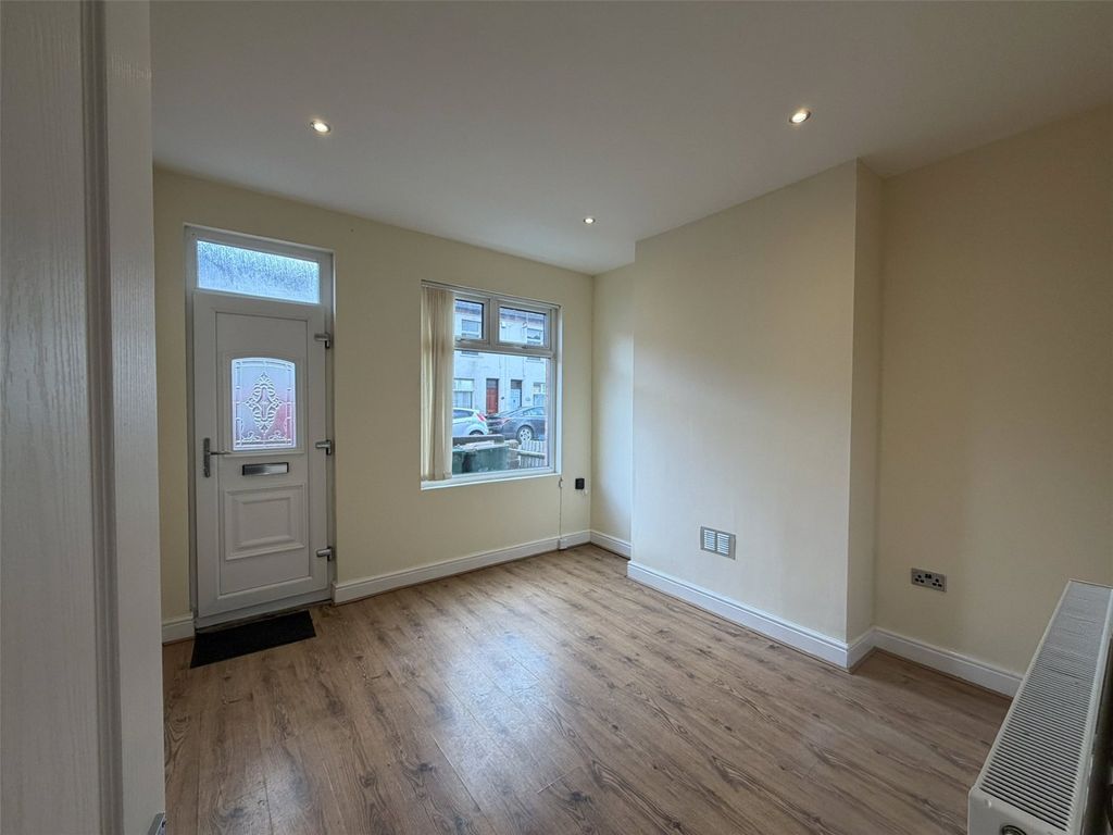 Property photo 2 of 12 Picture No. 18