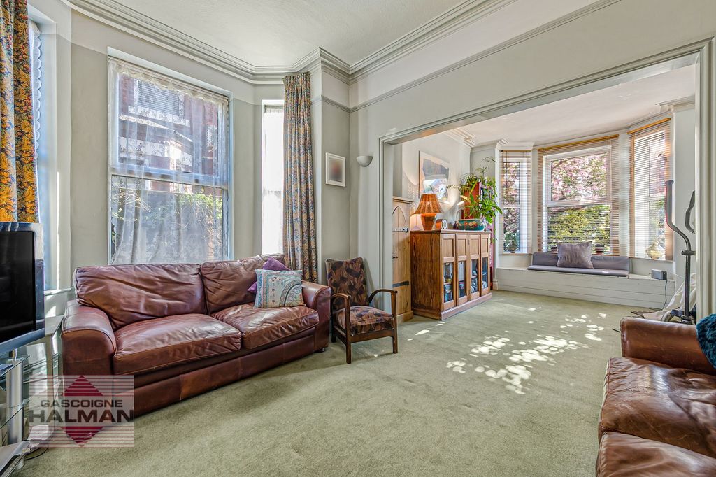 Property photo 2 of 32