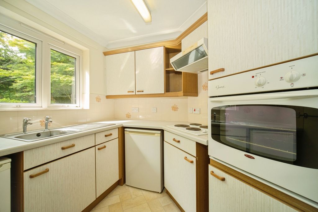 Property photo 3 of 10 Kitchen
