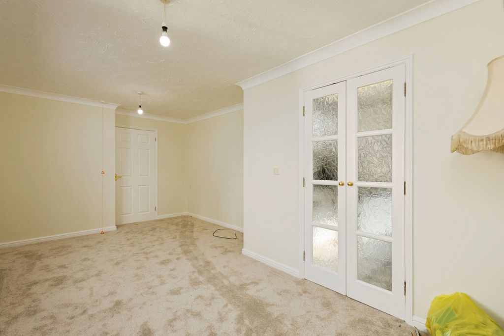 Property photo 3 of 18 Living Room