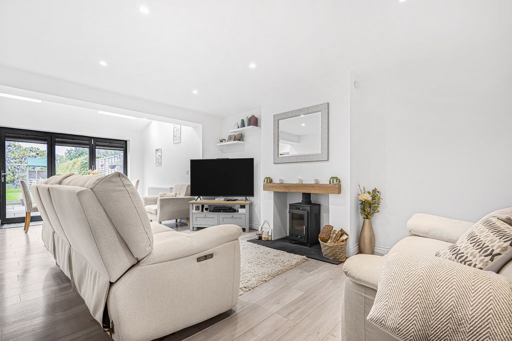 Property photo 2 of 28