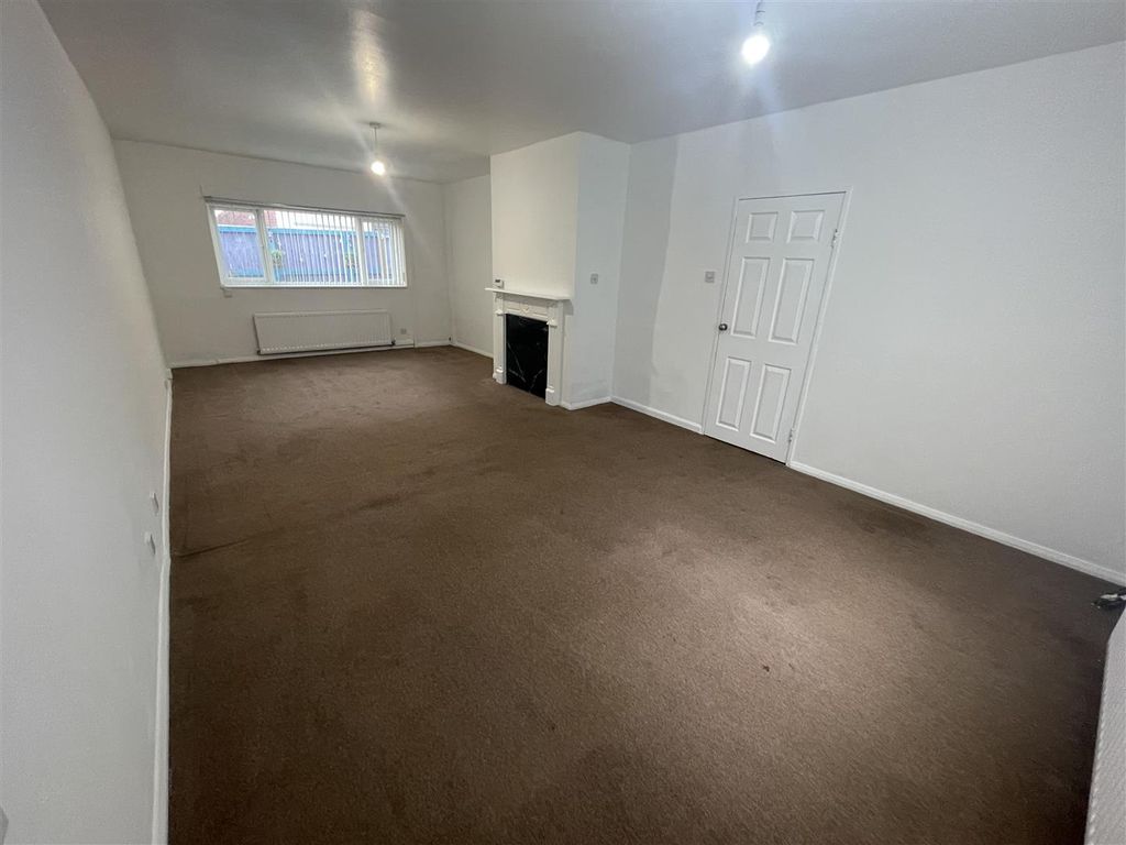 Property photo 3 of 17 15 Oval 3.Jpg