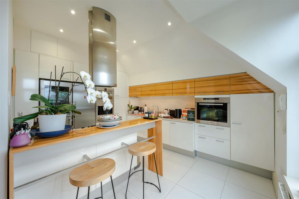 Property photo 3 of 12 Kitchen1 (4).Jpg