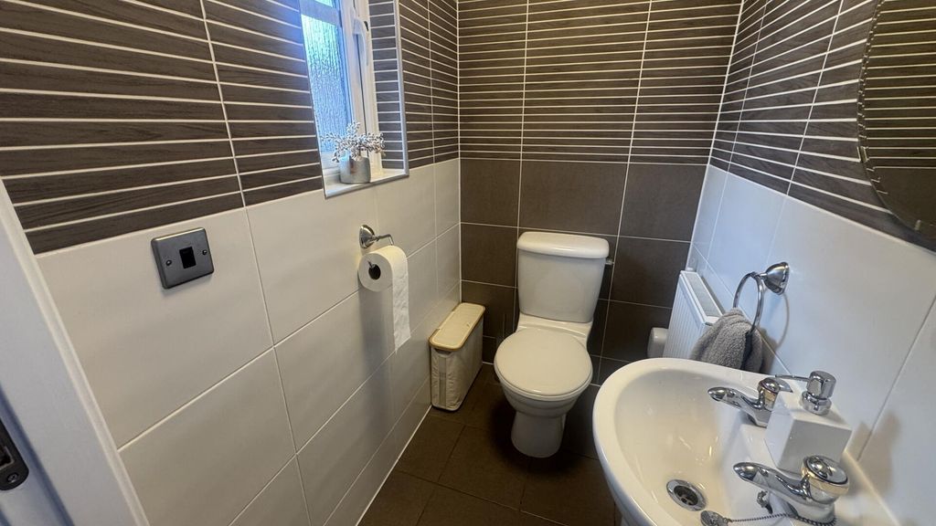 Property photo 3 of 21 WC