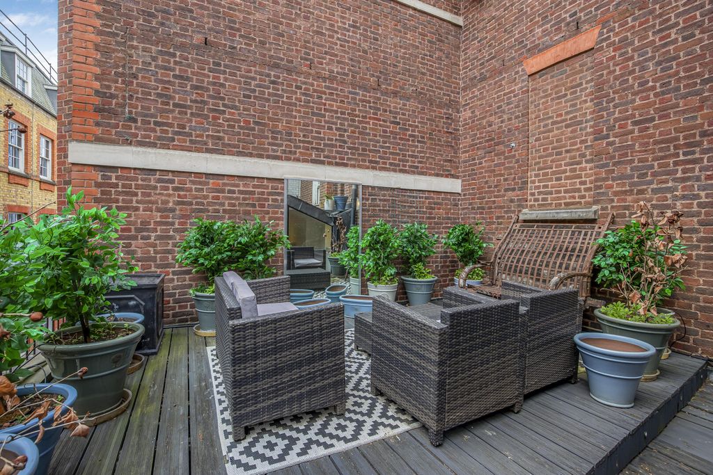 Property photo 2 of 38 Terrace / Patio