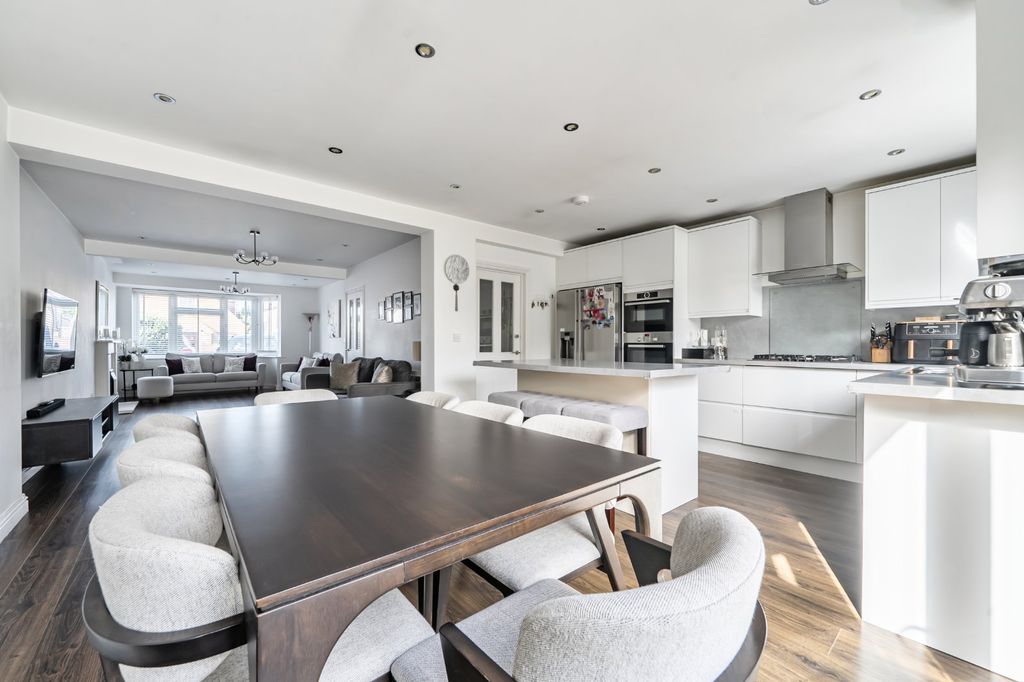 Property photo 3 of 19 Dining Area