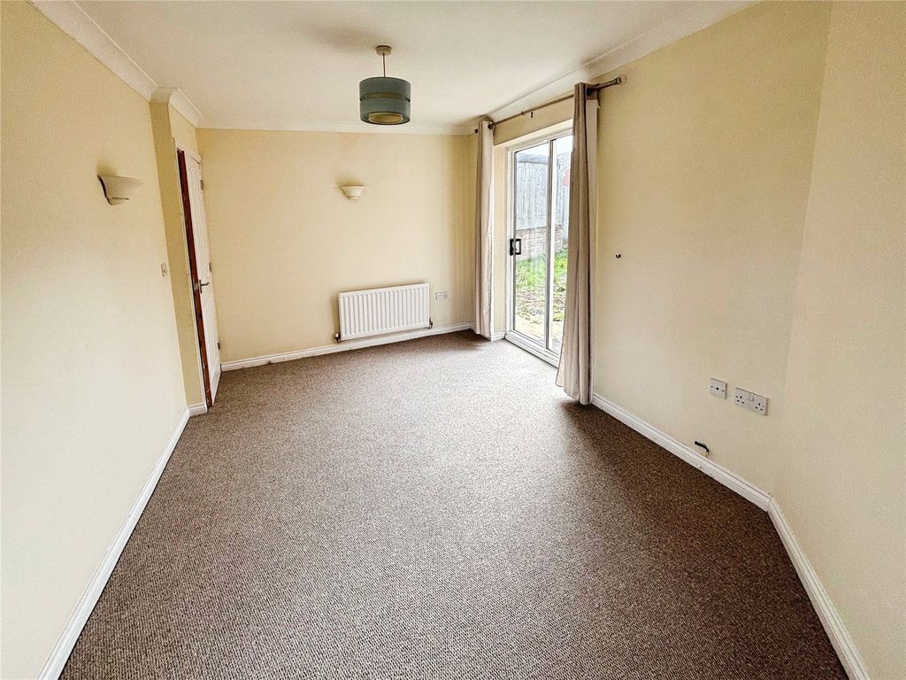 Property photo 3 of 10 Livng Room