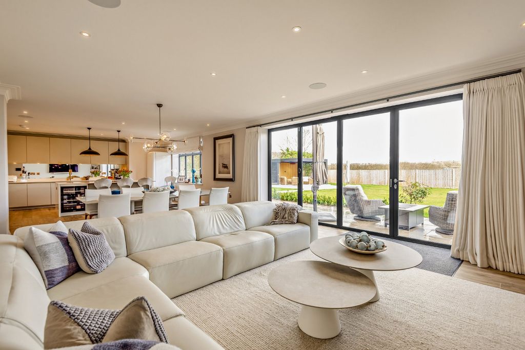 Property photo 2 of 21 Kitchen/Dining Room